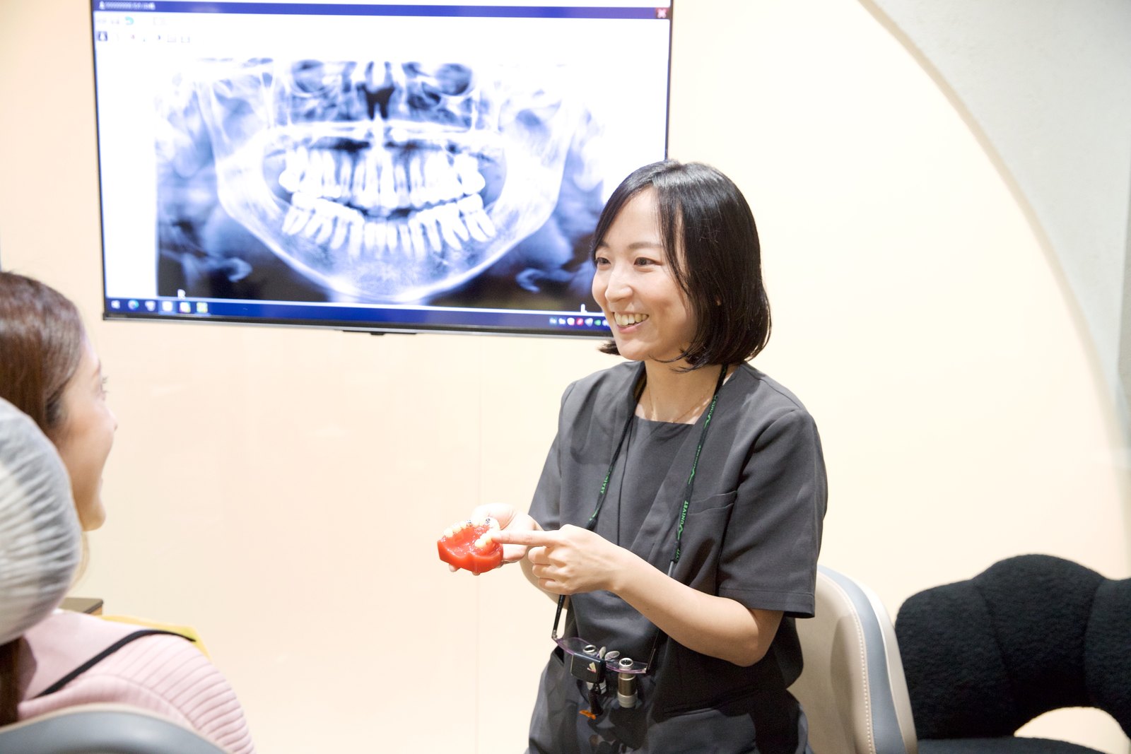 手鏡で口元を確認する女性
