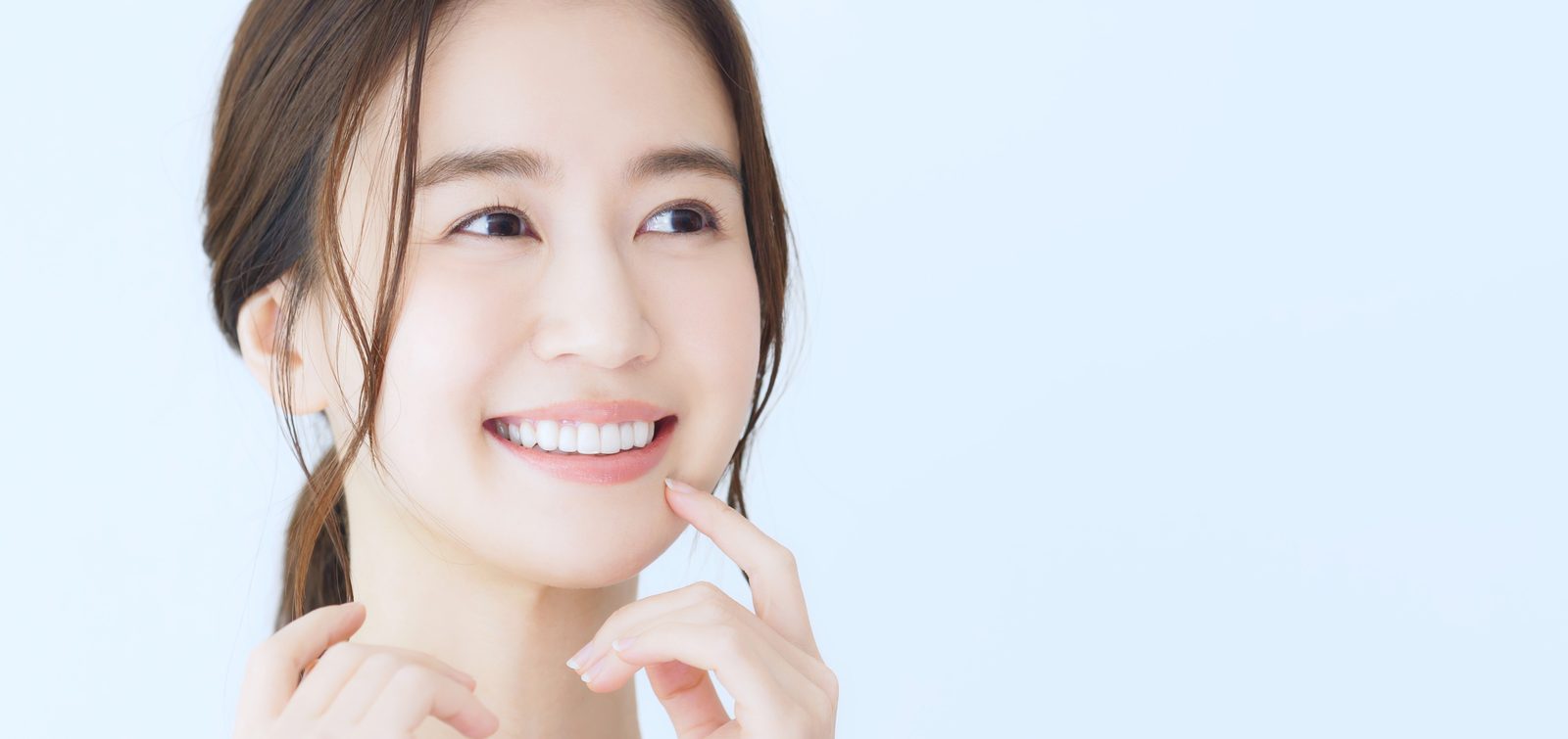 笑顔で歯を見せる女性