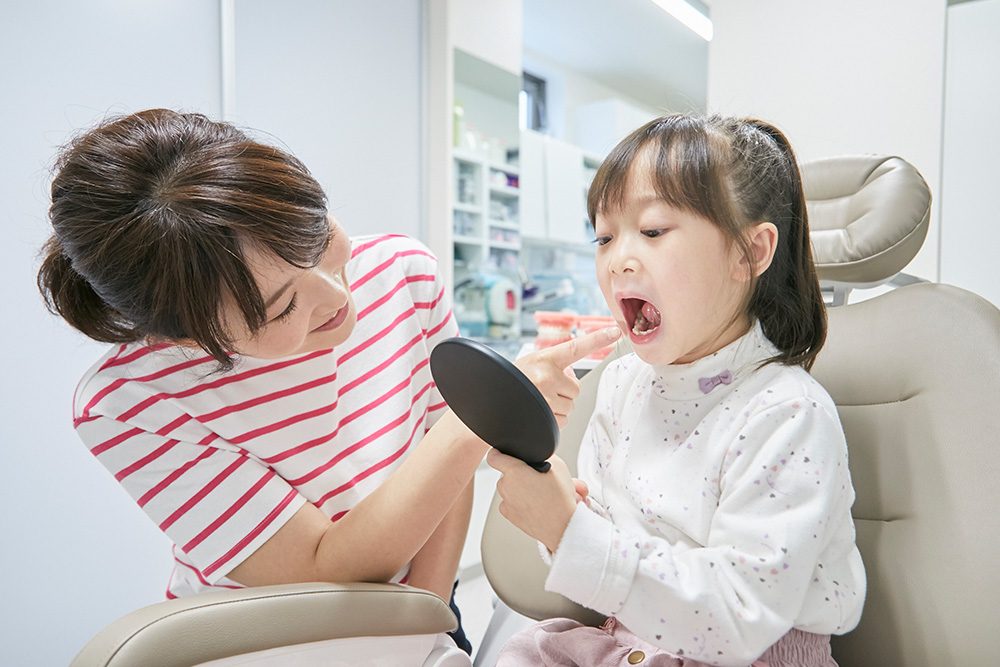 治療をがんばったお子様を褒める様子