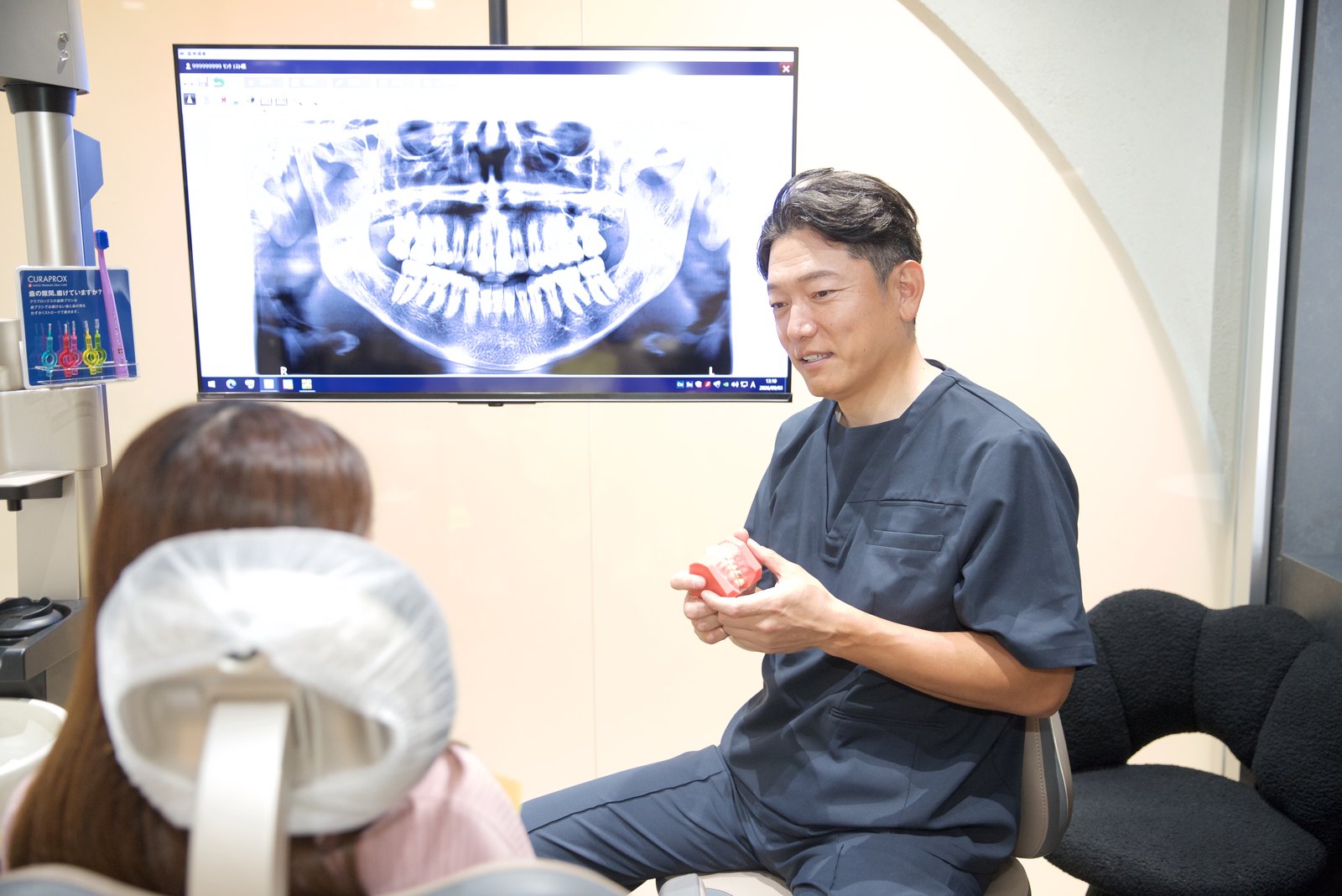 口腔内スキャナーで歯型を採取する様子