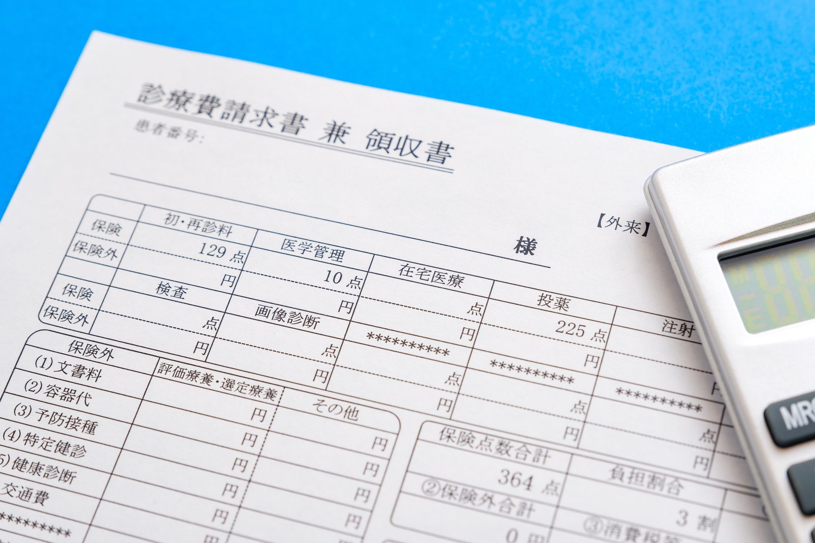 歯科治療に使用する器具と歯の模型