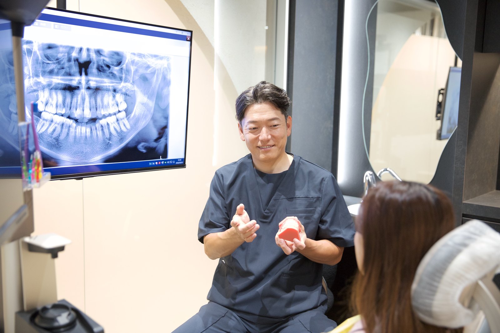 マウスピース矯正について説明する歯科医師