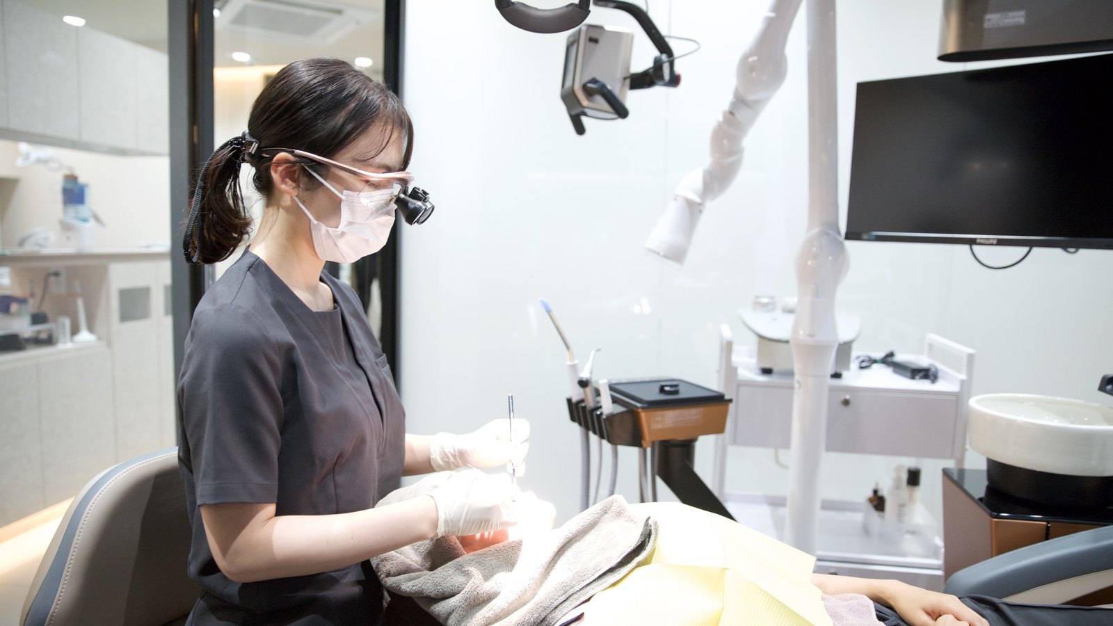 患者の口腔内を確認する歯科医師