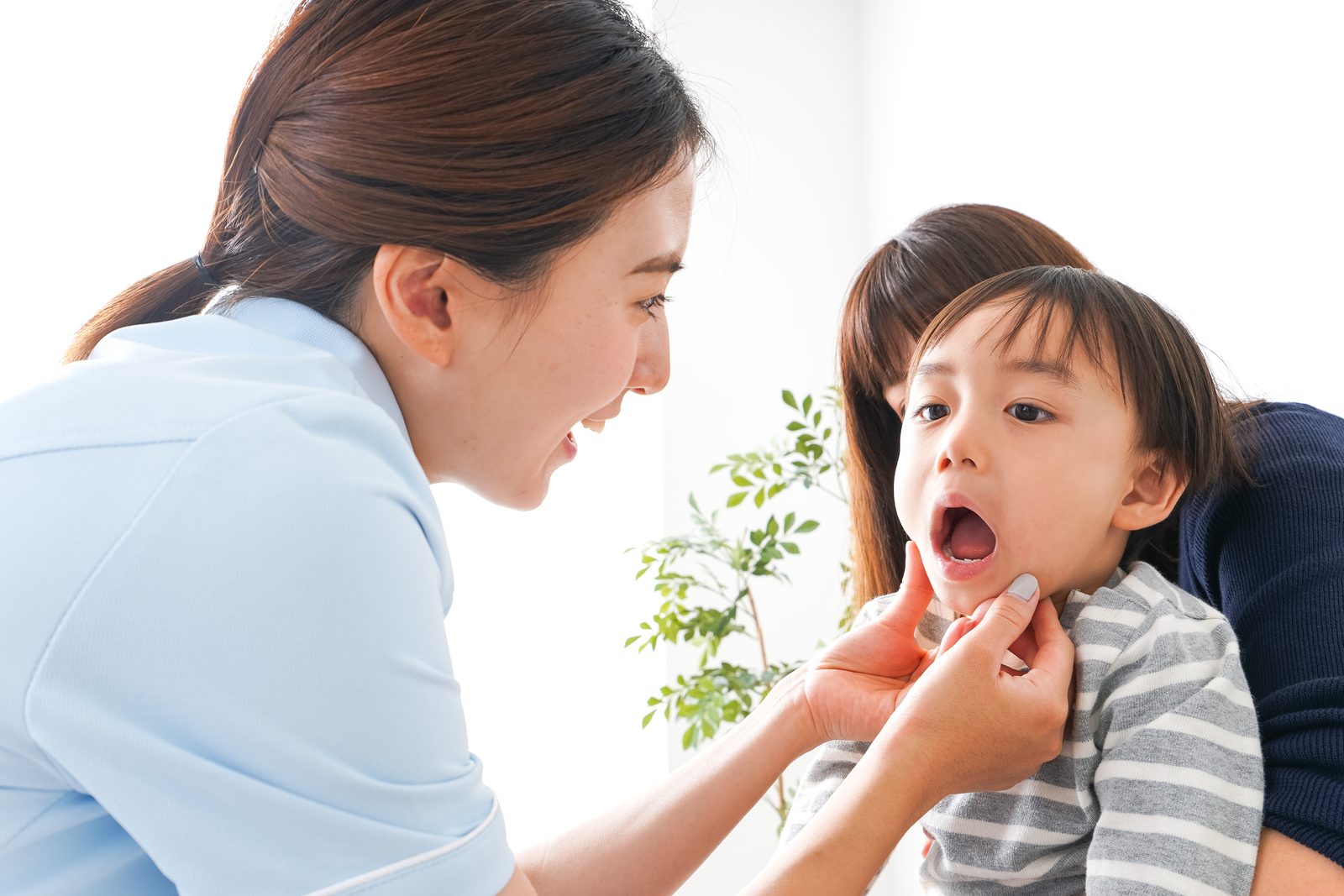 歯科医院で診療を受けるお子様