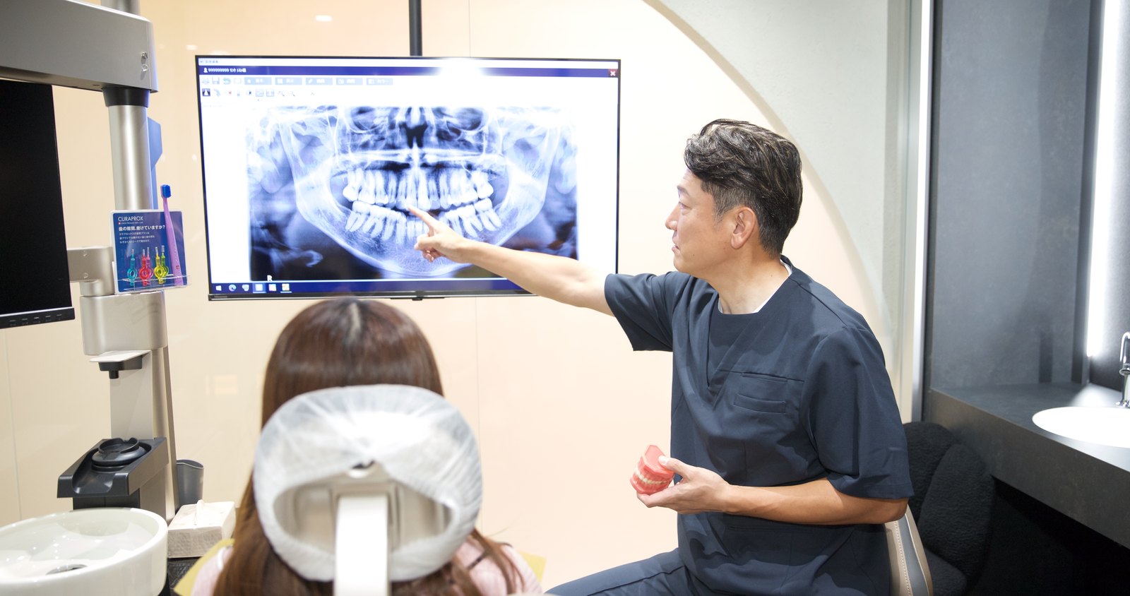 歯科医師による治療説明の様子